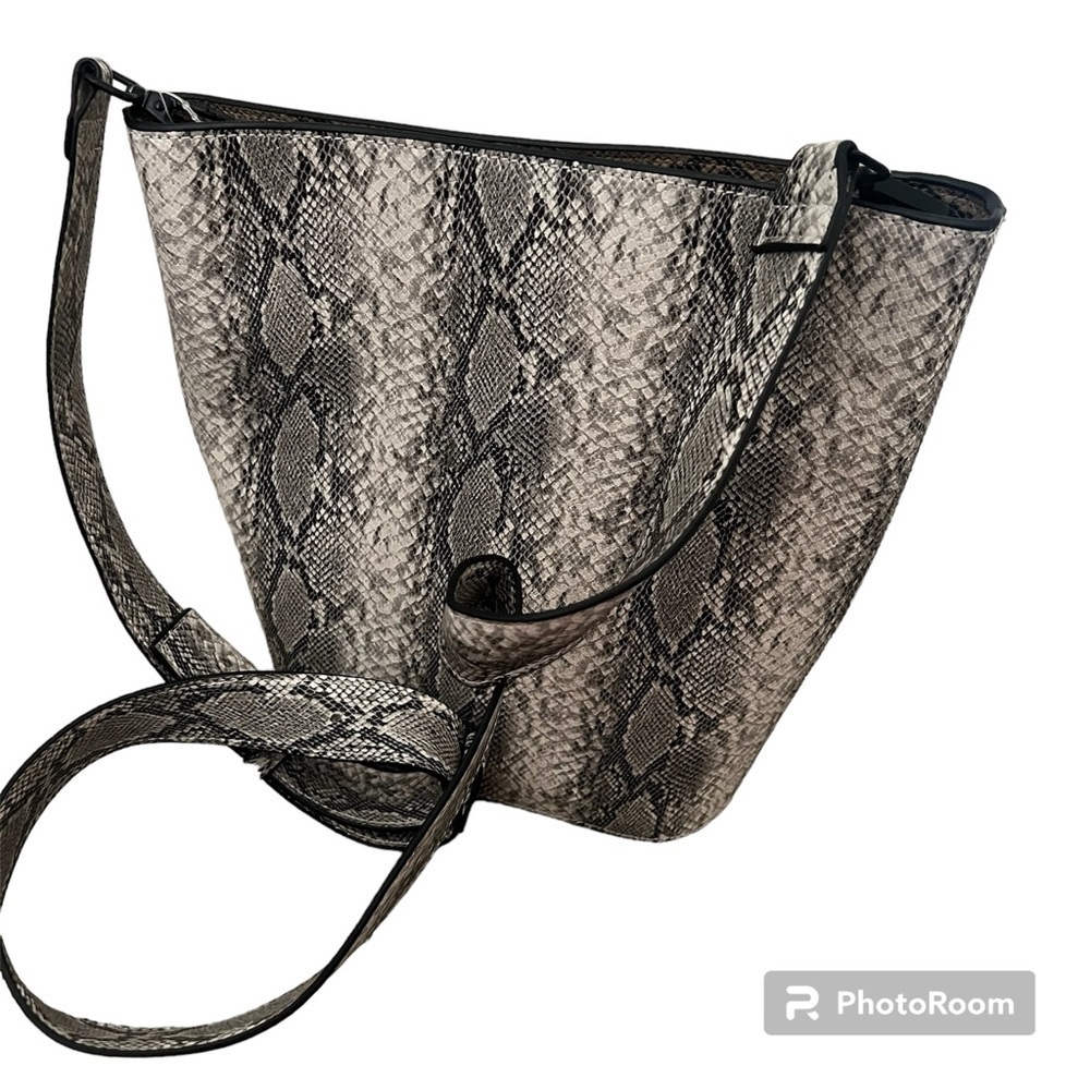 French Connection Kimberly crossbody bucket bag